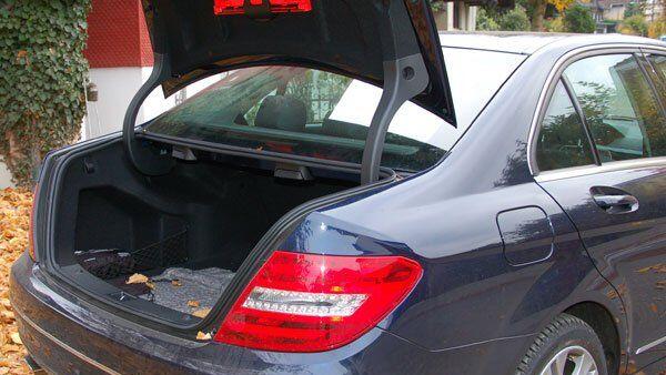 Mann "verfolgte" seine untreue Ehefrau unbemerkt im Kofferraum.