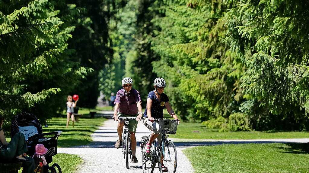 Sommerwetter: Salzburger stürmen Hellbrunn