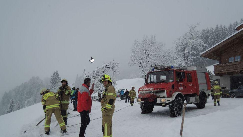 Auto schlittert in Neukirchen 50 Meter über Abhang