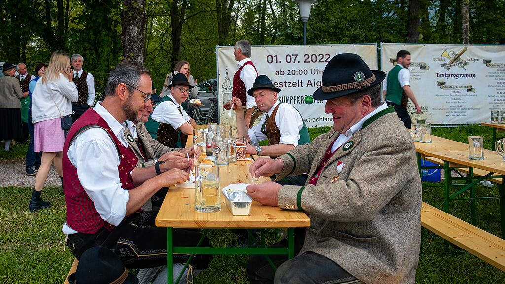 Maibaumaufstellen in Aigen