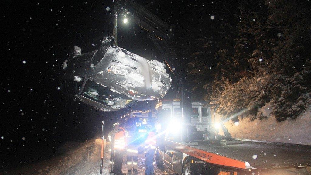 Pkw stürzt 25 Meter ab