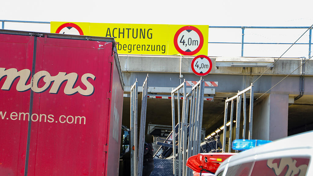 Lkw steckt in Flughafenunterführung fest
