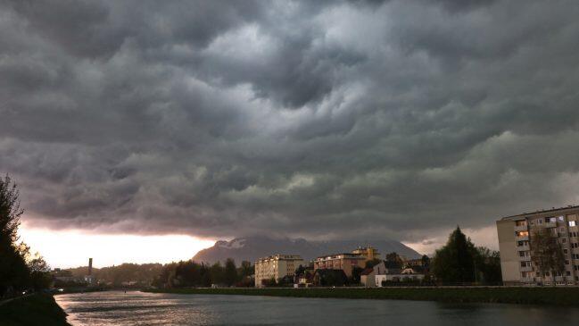 Die Gewitterfront über Salzburg bringt Regen und teilweise Hagel. (Archivbild)