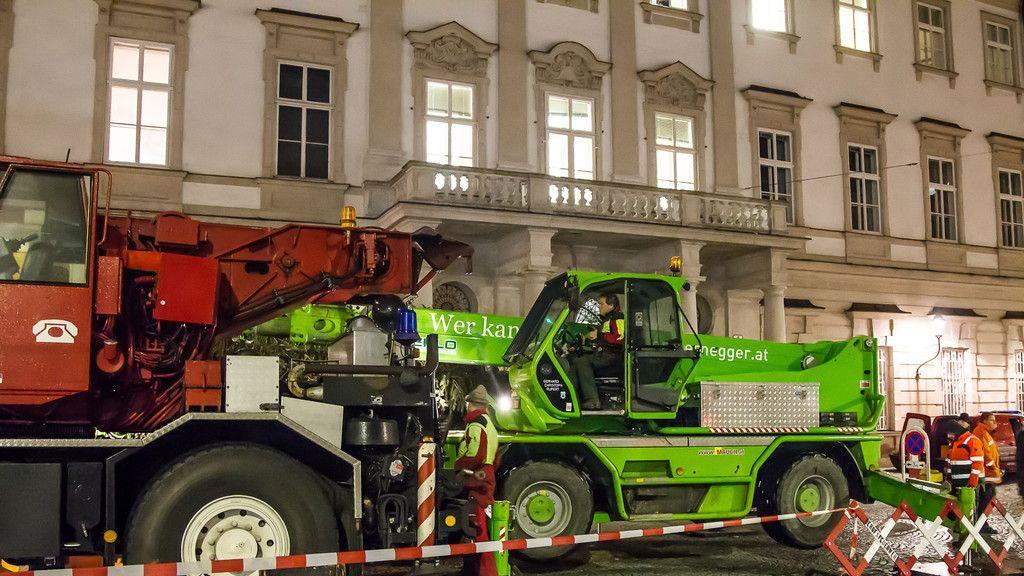 Christbaumaufstellen vor dem Schloss Mirabell