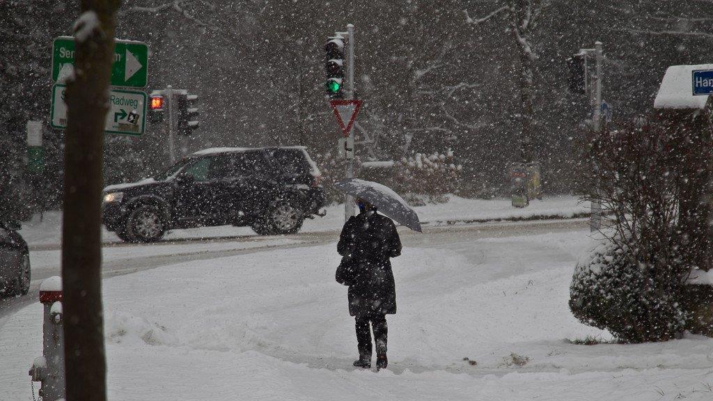 Schnee sorgt für Unfälle und Verkehrschaos: Schneefahrbahn in der Stadt Salzburg