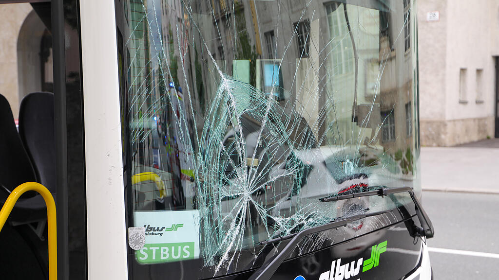 Crash zwischen Albus und Motorrad in Schwarzstraße: Drei Verletzte
