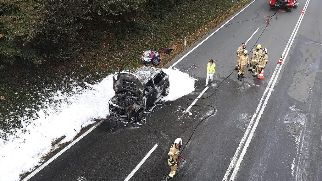 Das Auto ist komplett ausgebrannt.