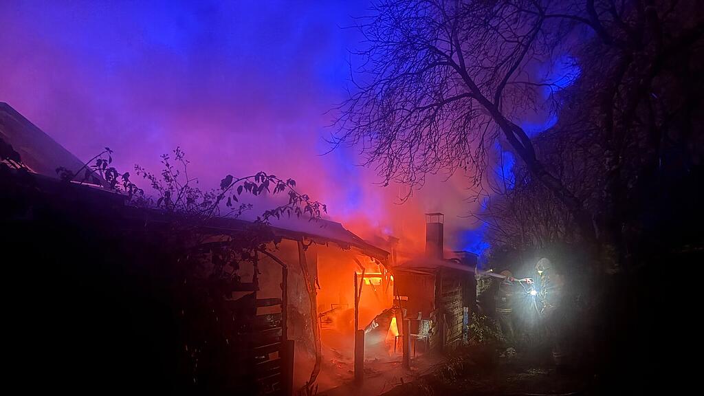 Brand zweier  Gartenhütten in Saalfeden