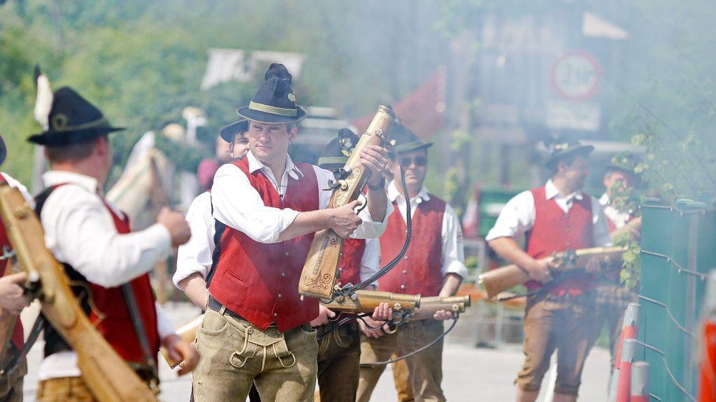Maibaumaufstellen in Leopoldskron