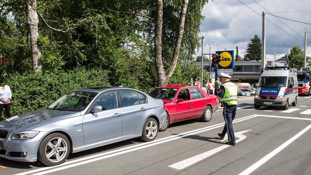 Fünf Verletzte bei Auffahrunfall in Münchner Bundesstraße