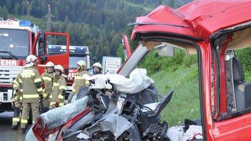 B311: Toter und zwei Schwerverletzte bei Unfall in St. Veit