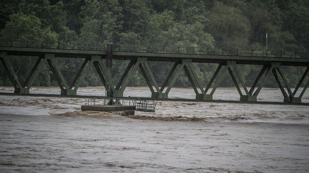 Hochwasser: Abtransporte im Kraftwerk Braunau