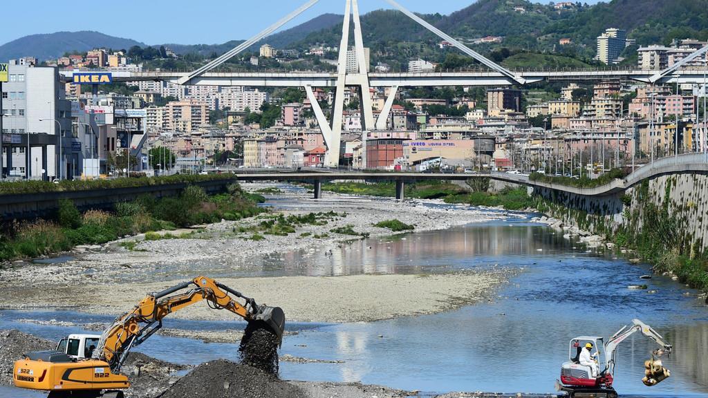 Autobahnbr\u00fccke st\u00fcrzt in Genua ein II
