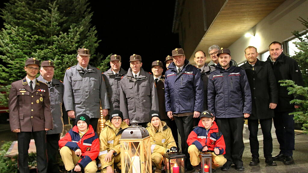 Feuerwehr Friedenslicht\u00fcbergabe im Bezirk Flachgau