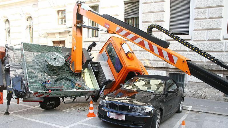Das Arbeitsgerät kippte auf den geparkten BMW.