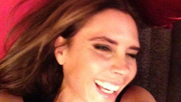 Ein doch recht ungewohnter Anblick: Victoria Beckham heiter und fröhlich.
