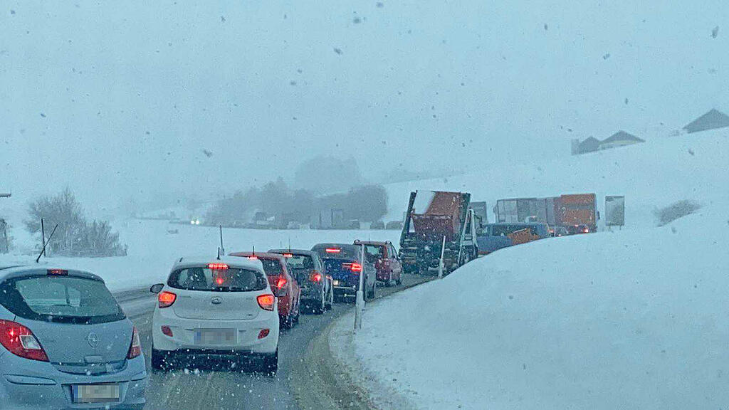 Unfall Henndorf, B1, Lkw vs. Pkw