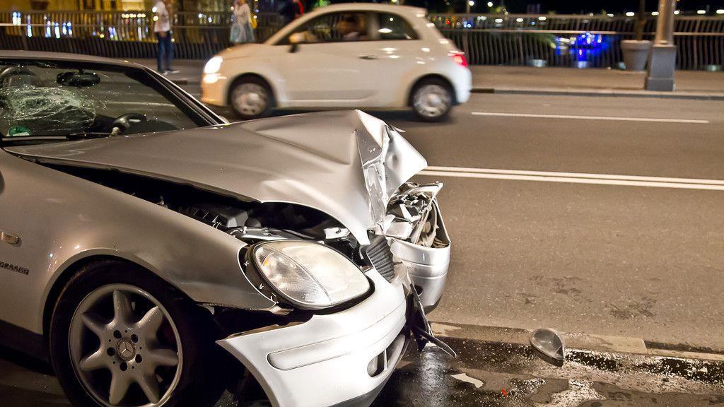 Mercedes knallt auf Staatsbrücke gegen Lichtmast