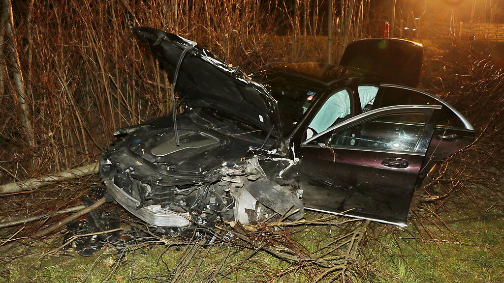 Bei dem Unfall wurden drei Personen unbestimmten Grades verletzt.