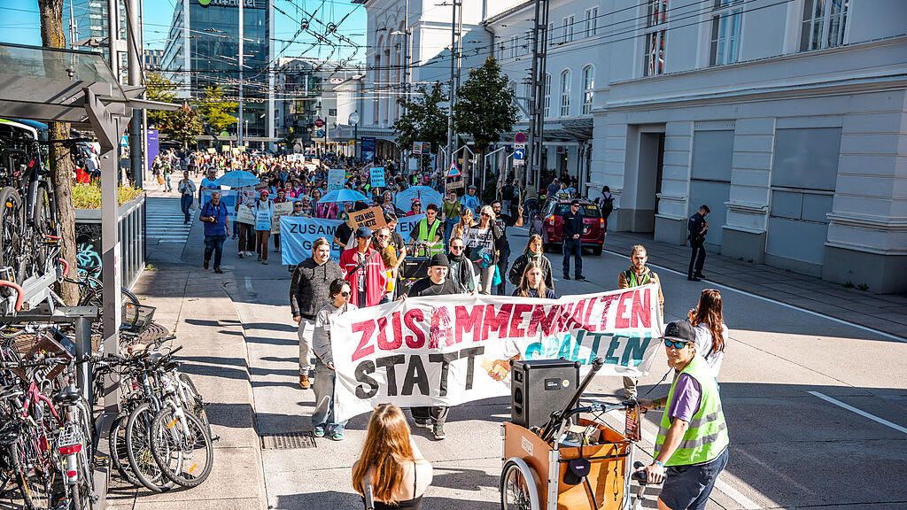 Demo "Zusammenhalten statt spalten" in der Stadt Salzburg