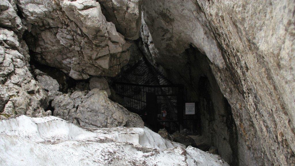 Stahlgitter vor Riesending-Höhle