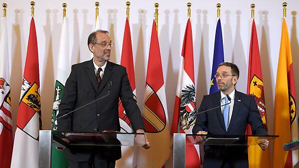 Faßmann (l.) will Zahl der aktiven Studenten heben