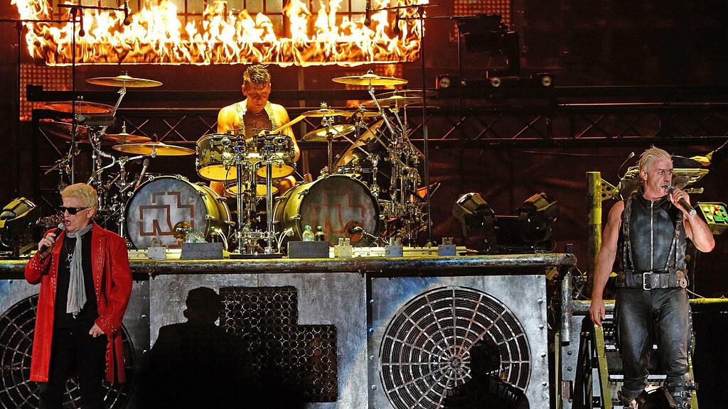 Heino trat zusammen mit Rammstein beim alljährlichen Heavy-Metal-Festival in Wacken auf.