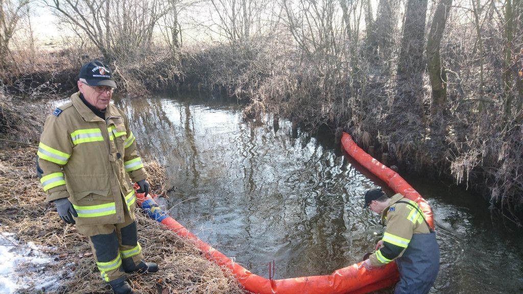 Feuerwehr errichtet Ölsperren