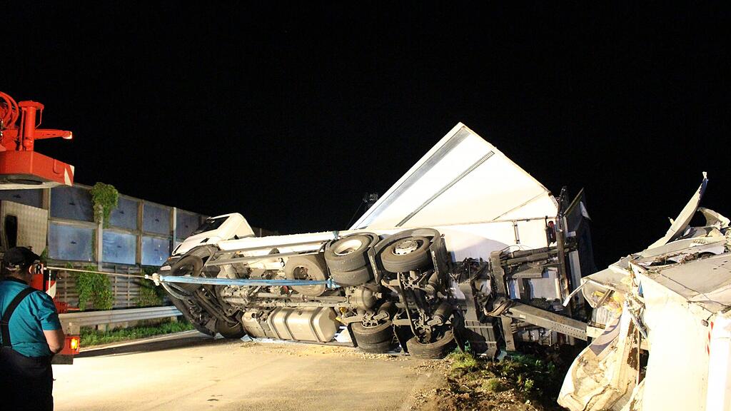 Der Lkw ist samt Anhänger umgekippt und musste von der Feuerwehr zerlegt werden.