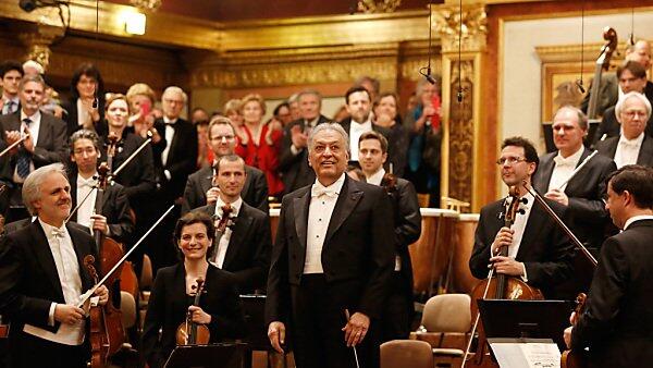 Der indische Stardirigent Zubin Mehta inmitten der Philharmoniker