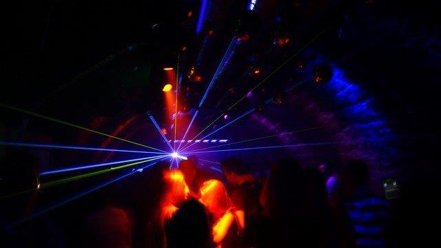 Weltuntergangsparty Vis a Vis