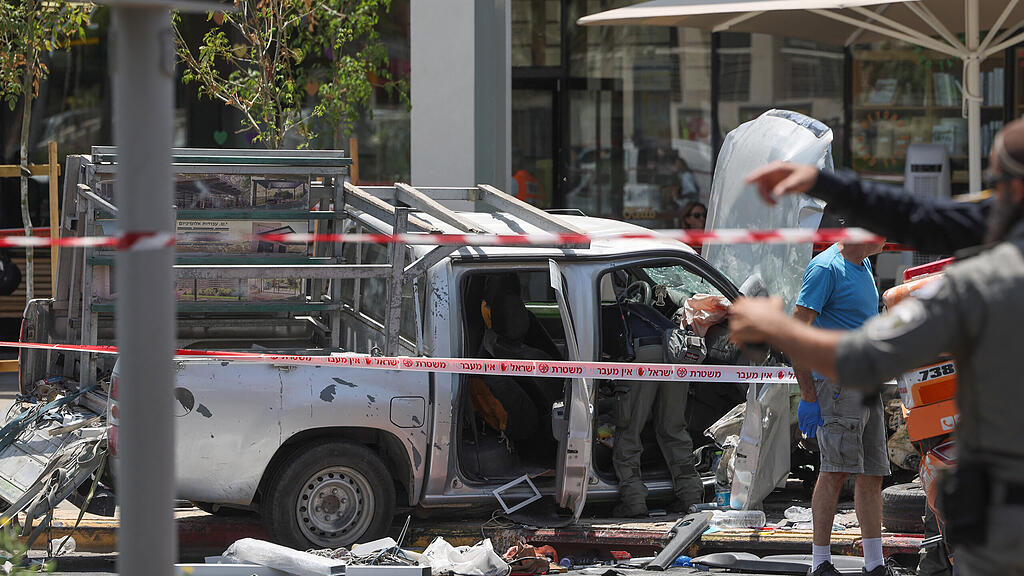 Auto in menschenmenge in Tel Aviv