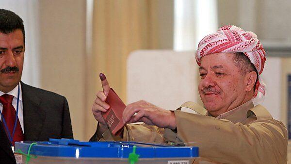 Massoud Barzani (PUK) bei der Stimmabgabe