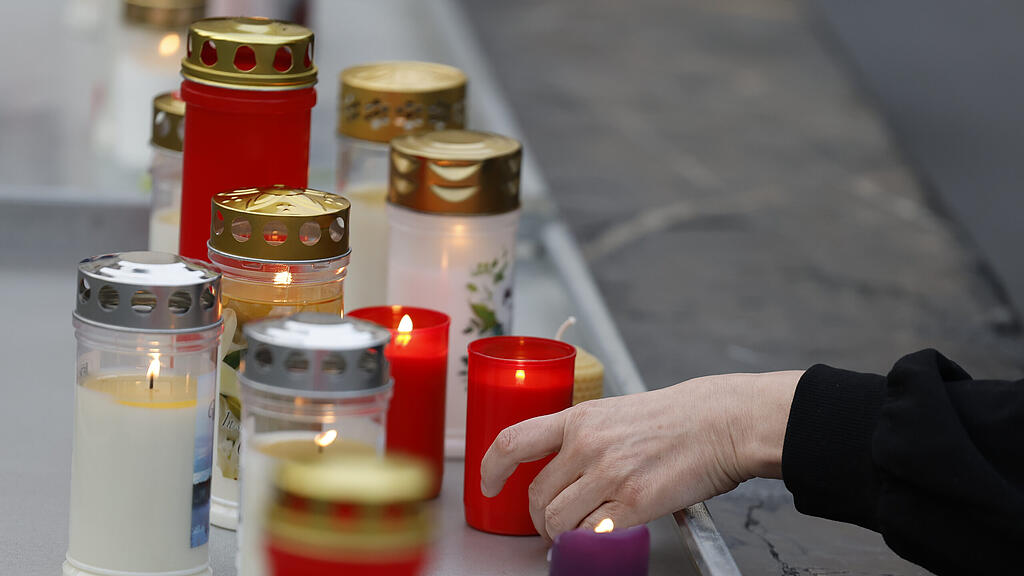 ATTACKE AN GRAZER SCHULE: KERZEN VOR DER SCHULE