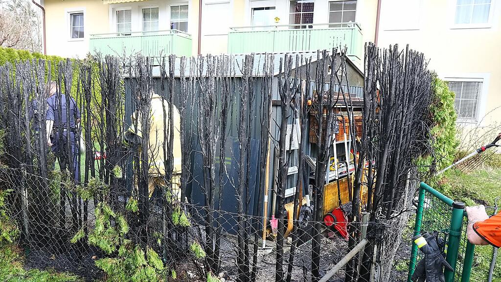 Durch Funkenflug dürfte die Hecke in Brand geraten sein.
