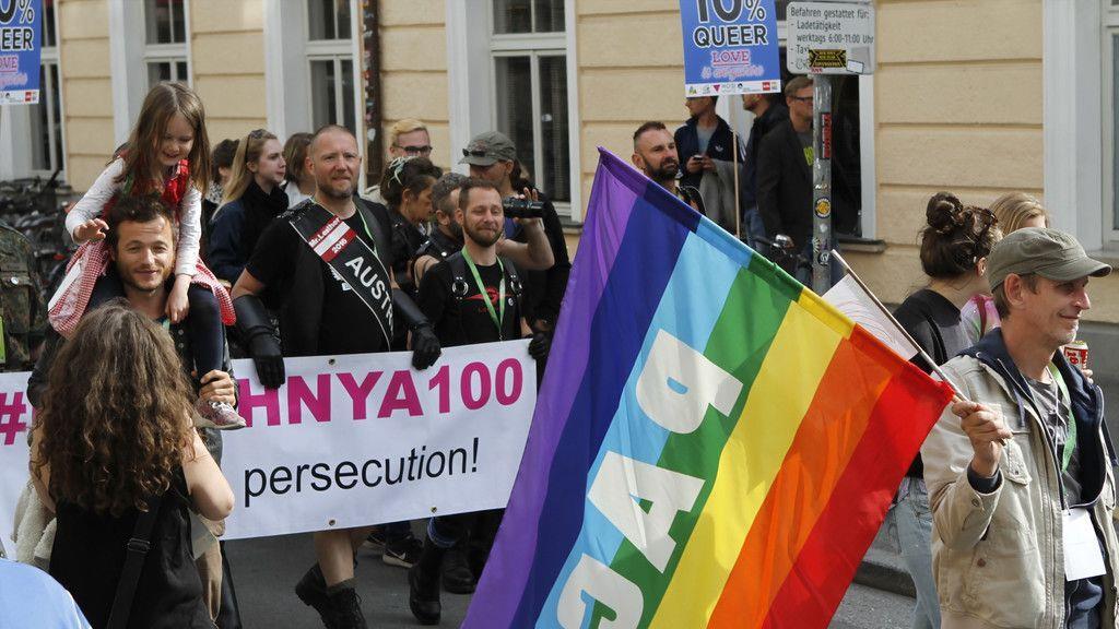 250 Personen bei Walk4IDAHOT in Salzburg