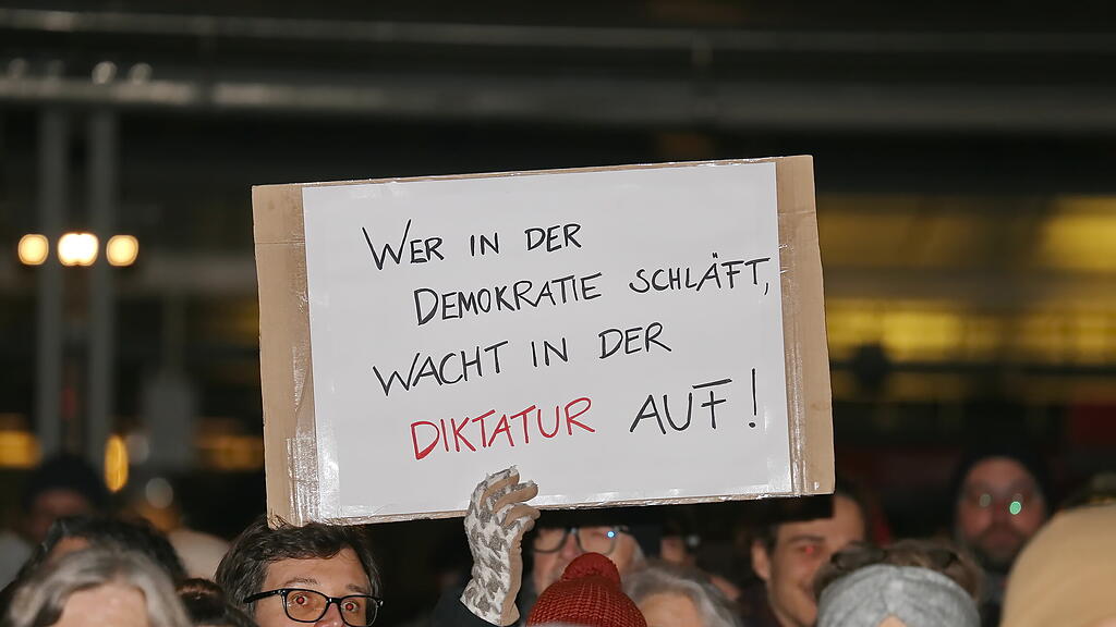 kundgebung blau-schwarz hauptbahnhof