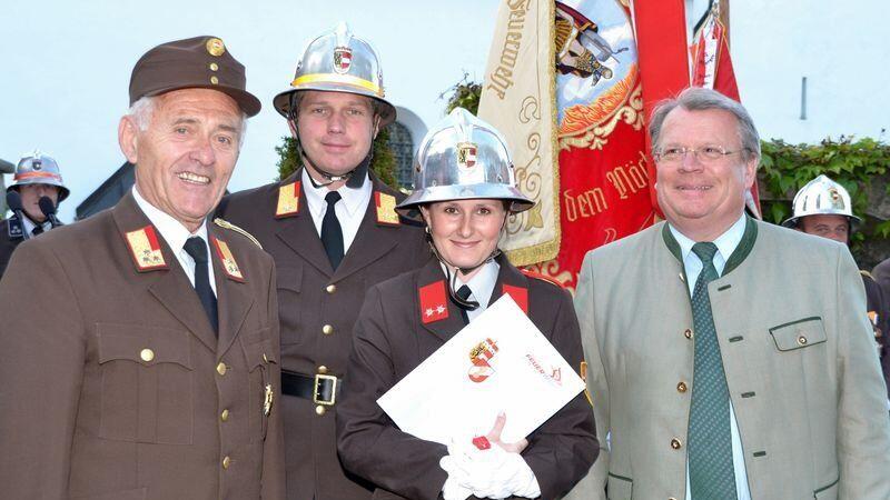 Feuerwehrfrau Stephanie Roth erhielt das Ehrenverdienstabzeichen des Feuerwehrlandesverbandes Salzburg.