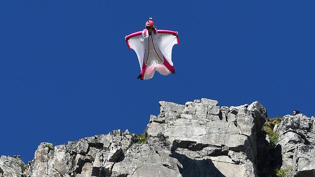 Der Basejumper hatte kurz nach dem Absprung Schwierigkeiten beim Flug, bevor er auf den Boden aufschlug (Symbolbild).