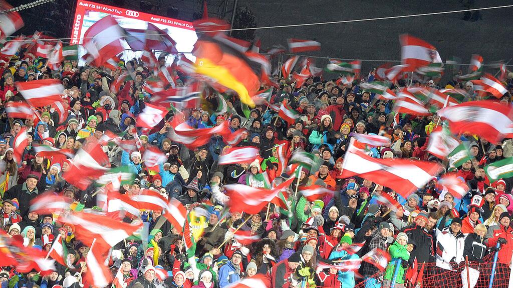 Wehende Fahnen beim Nachslalom in Schladming. Heuer werden rund 40.000 Besucher erwartet.