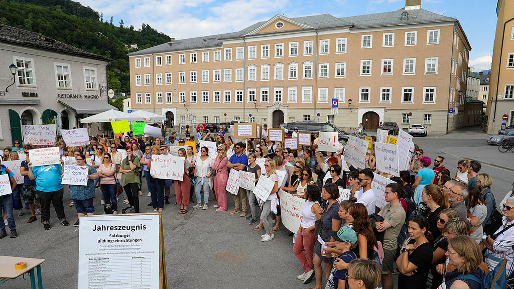 "Bildung brennt" - Kundgebung am Mozartplatz