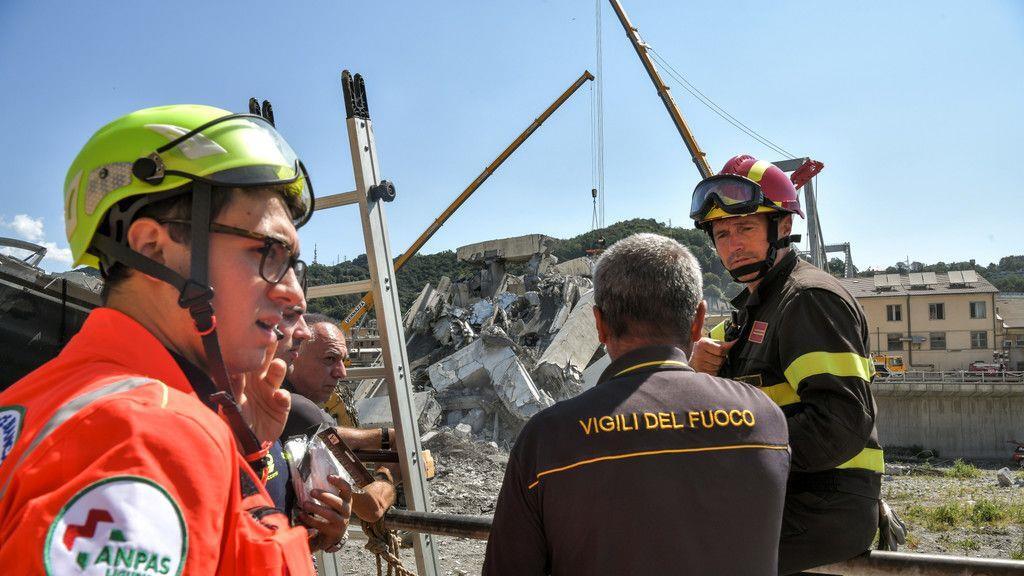 Autobahnbrücke stürzt in Genua ein: Aufräumen