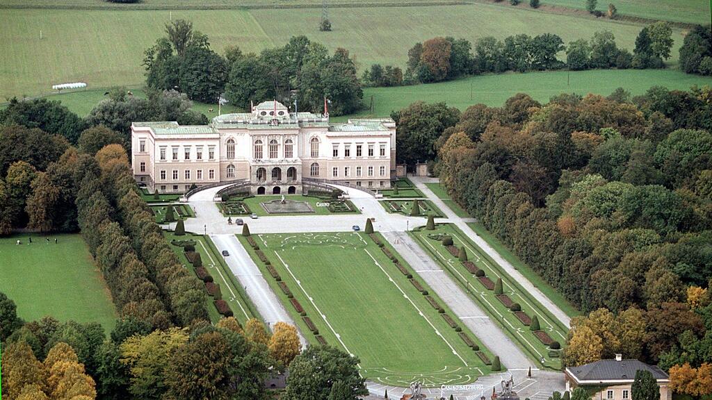 Bei den zu fällenden Bäumen handelt es sich um absterbende Eschen und Berg-Ahorne unmittelbar an der östlichen Schlossmauer Richtung Walserweg.
