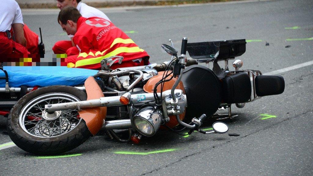 Hallwang: Biker kracht in Auto