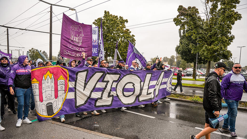 Die Fans von Austria Salzburg beim Fanmarsch vor dem Zweitliga-Spiel gegen den FC Liefering.