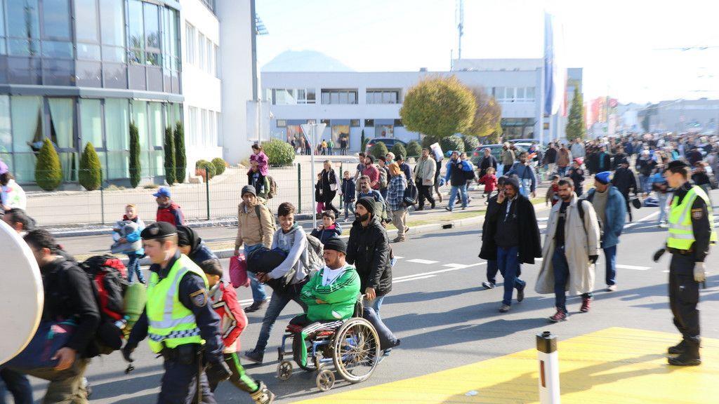 Flüchtlinge marschieren zu Grenze