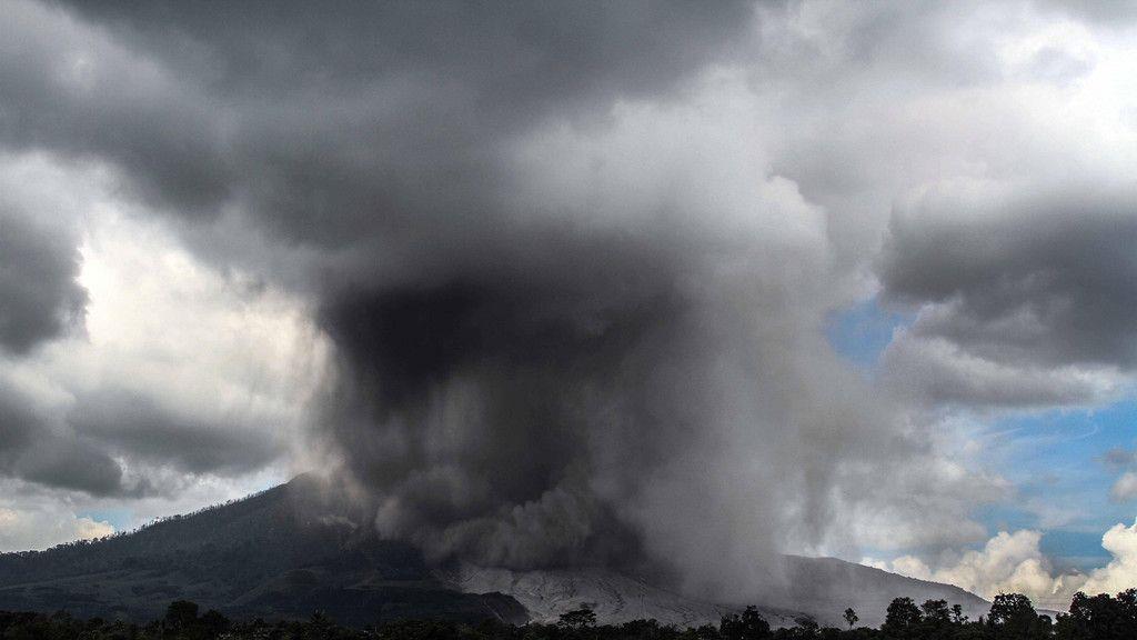 Vulkan Sinabung spuckt Rekordmenge Asche und Gas aus