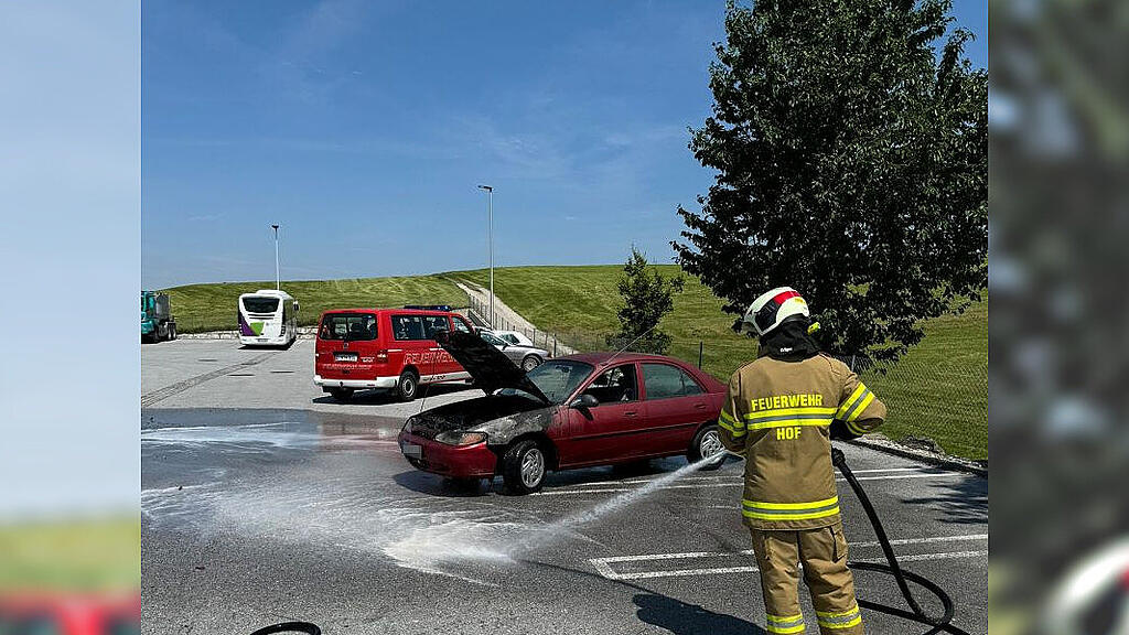 Autobrand auf Parkplatz in Hof