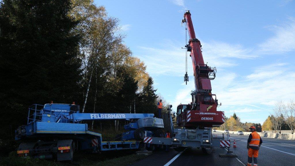 Sattelzug kracht gegen Böschung