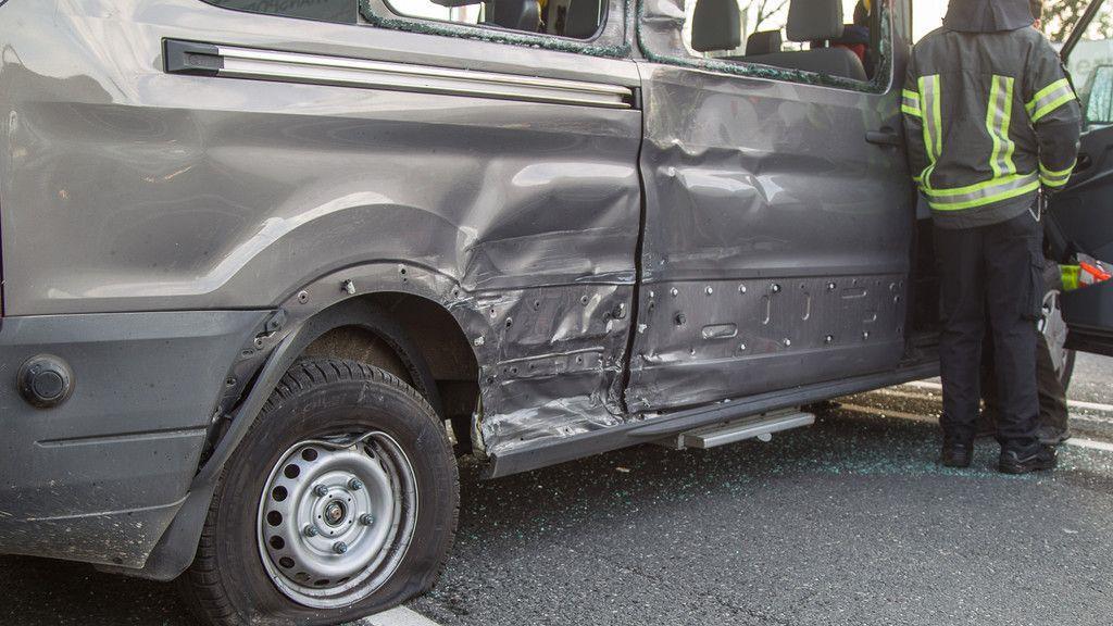 Lkw gegen Kleinbus auf der Münchner Bundesstraße